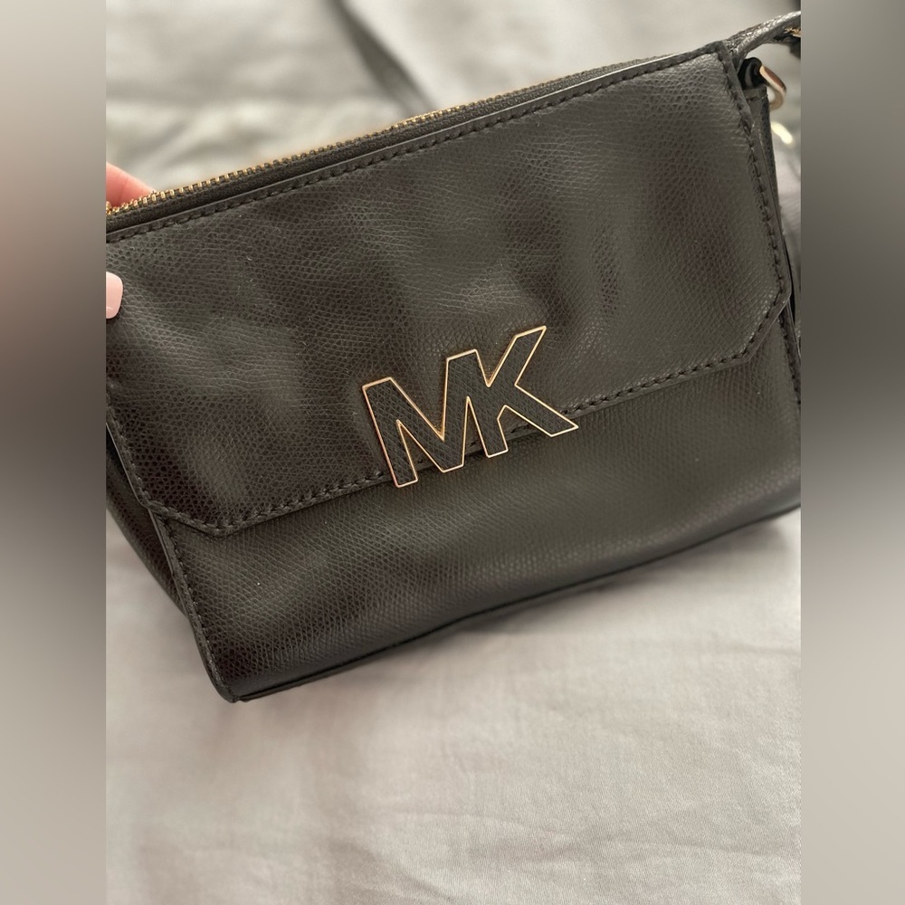 EUC MICHAEL KORS CLASSY BLACK & GOLD LEATHER CROSSBODY EVERY DAY SHOULDER BAG​ - Picture 3 of 5